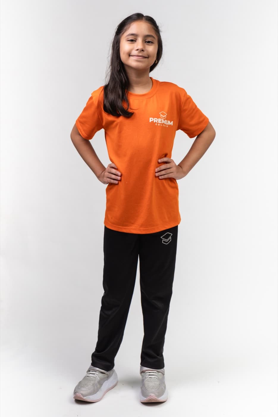 Aluna do Fundamental II com o uniforme laranja do PREMIUM