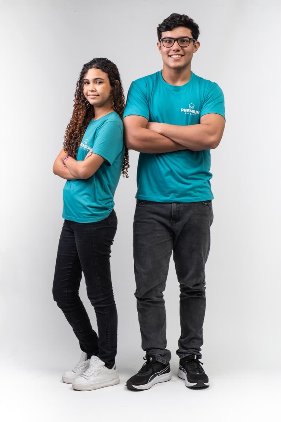 Estudantes do Ensino Médio com o uniforme azul do PREMIUM