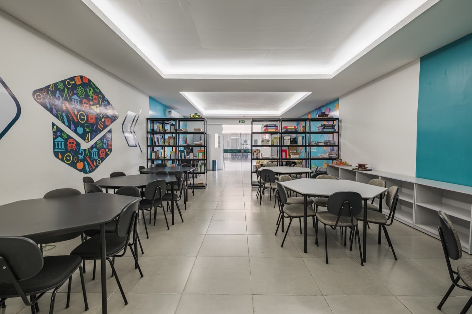 Sala de estudos com estantes de livros