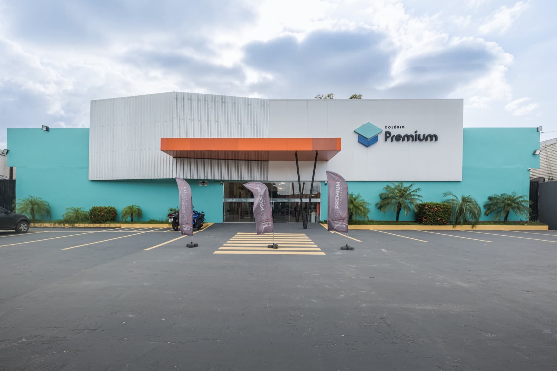 Fachada do Colégio PREMIUM na Rodovia Augusto Montenegro