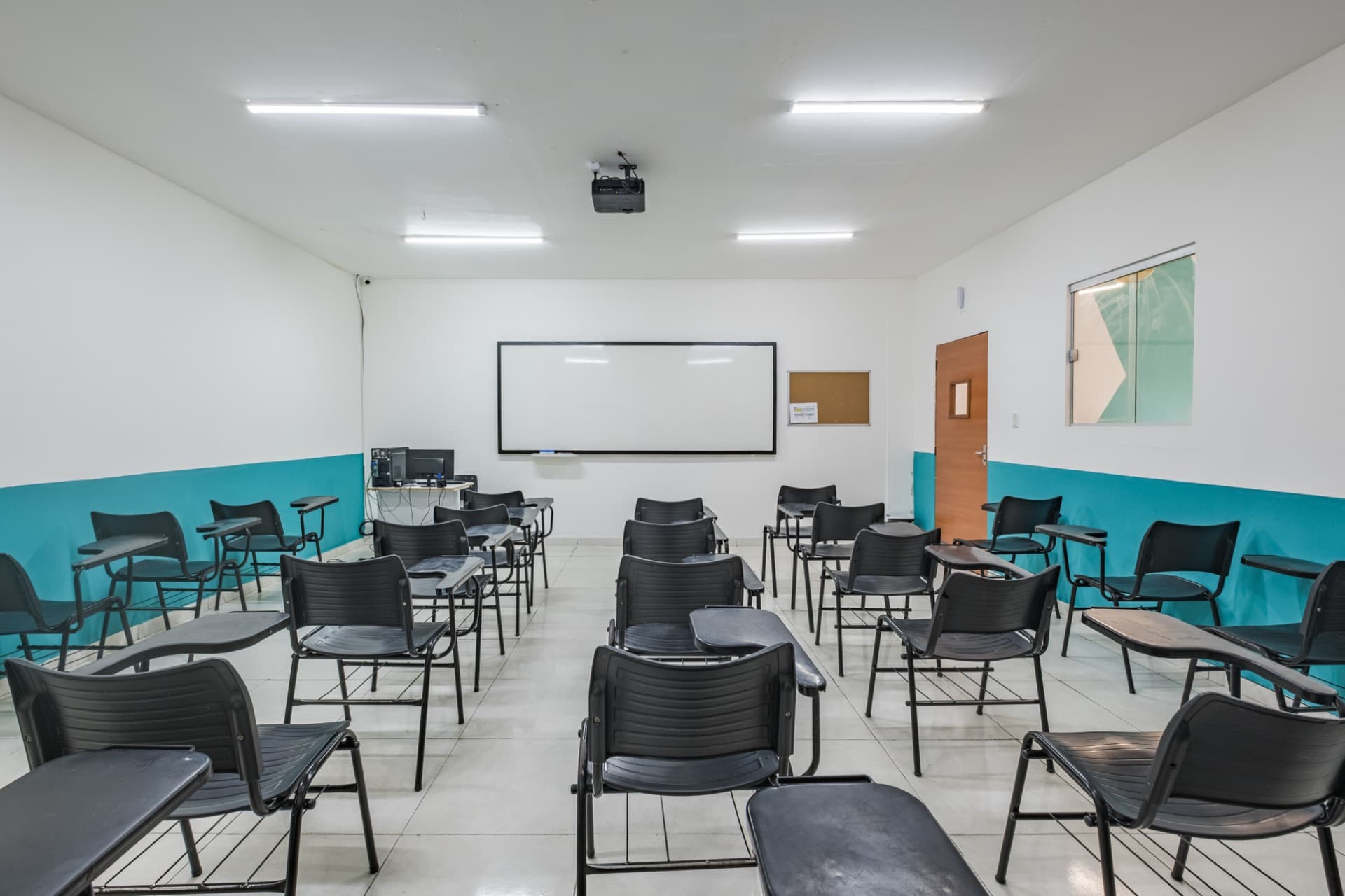Sala de aula do Pré-Vestibular com quadro branco e projetor
